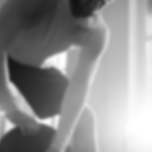 Hombre haciendo entrenamiento de fuerza en el gimnasio